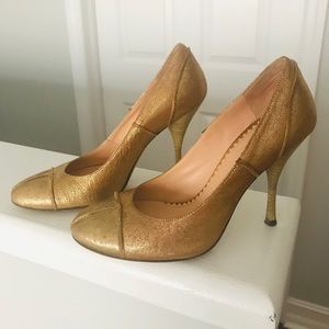BCBG MAXAZRIA Gorgeous Gold Pump 5 1/2